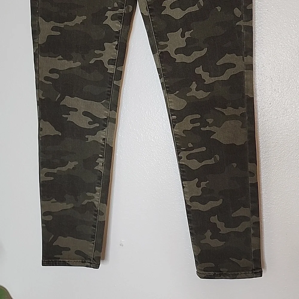 American Eagle Outfitters High Rise Camo Jeans Skinny Stretch Deep Pockets